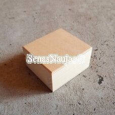 Maža medinė stačiakampė dėžutė