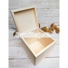 Medinė kubo formos dėžutė